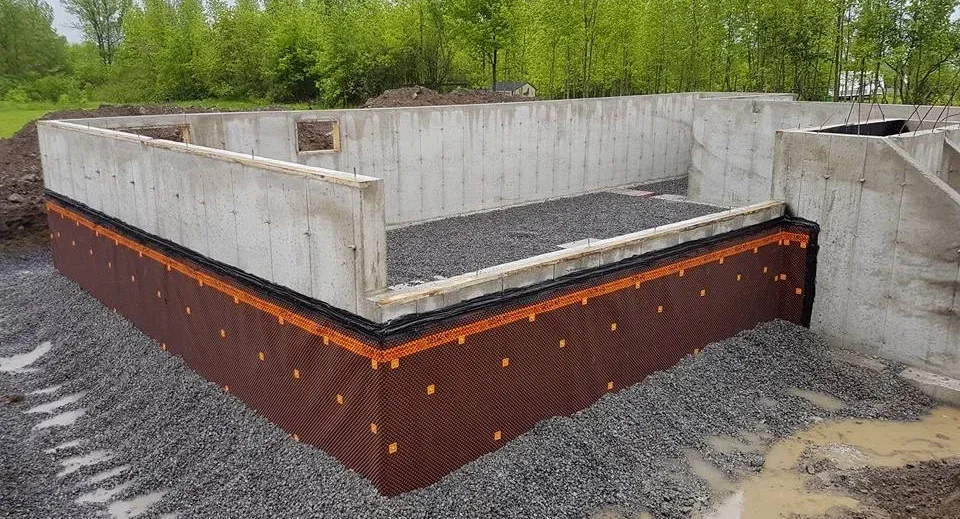 Une fondation en béton pour une maison est en cours de construction.