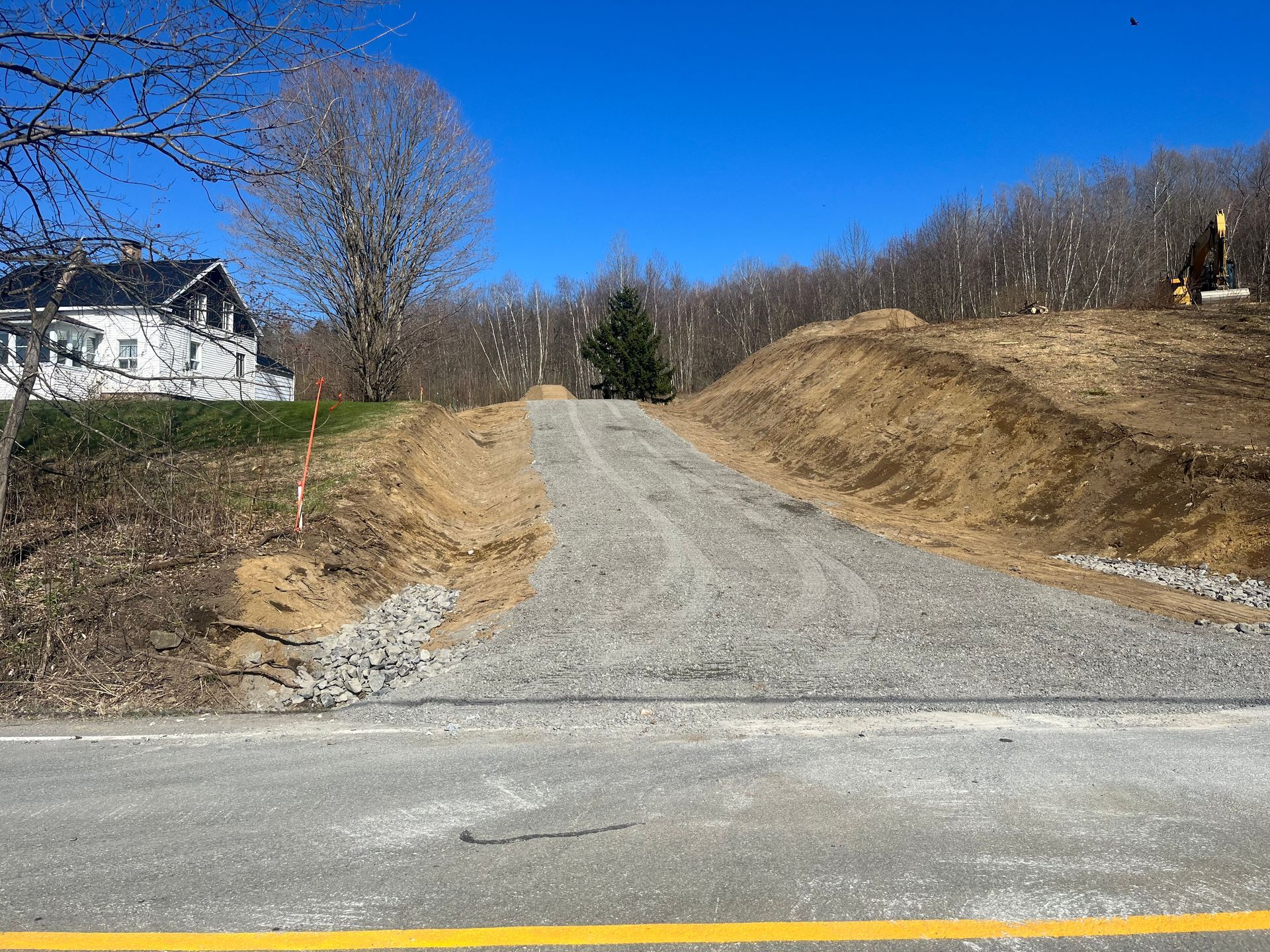 Un chemin de terre avec une ligne jaune sur le côté