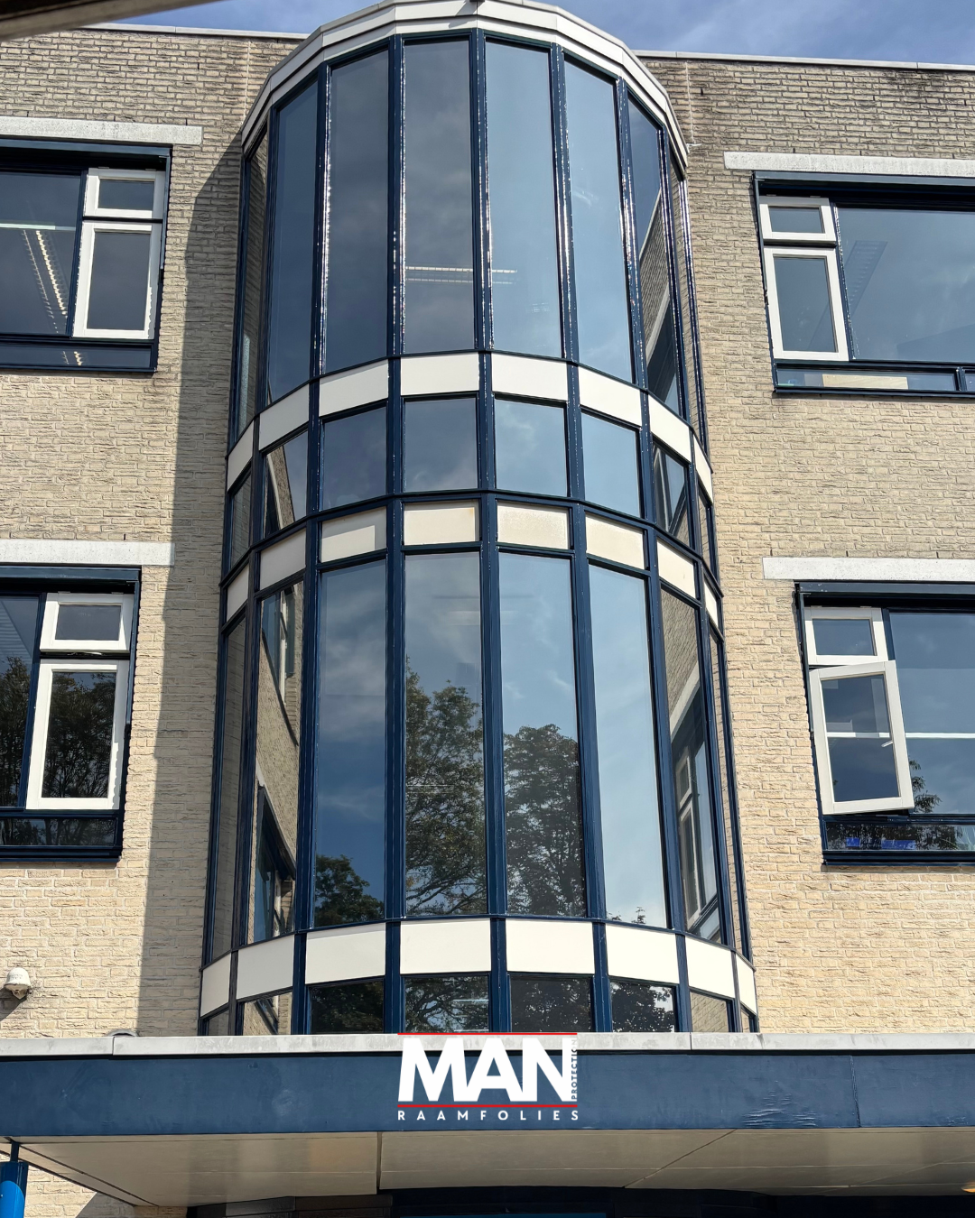 Warmtewerende folie  in trappenhal bij schoolgebouw te Venlo