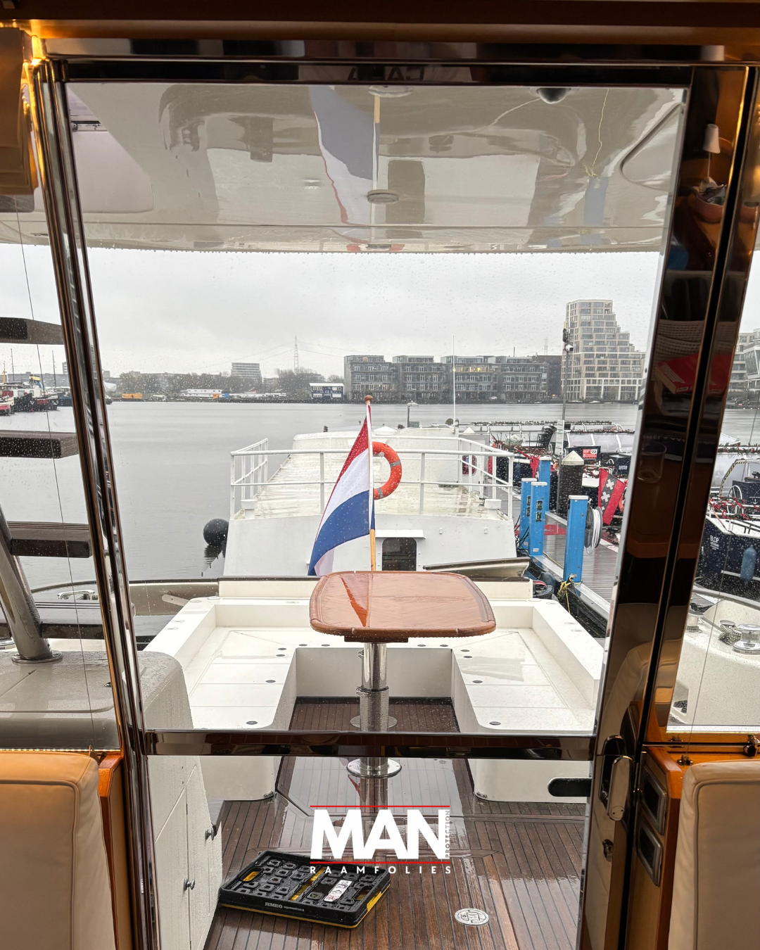 Isolerende raamfolie op luxe boot