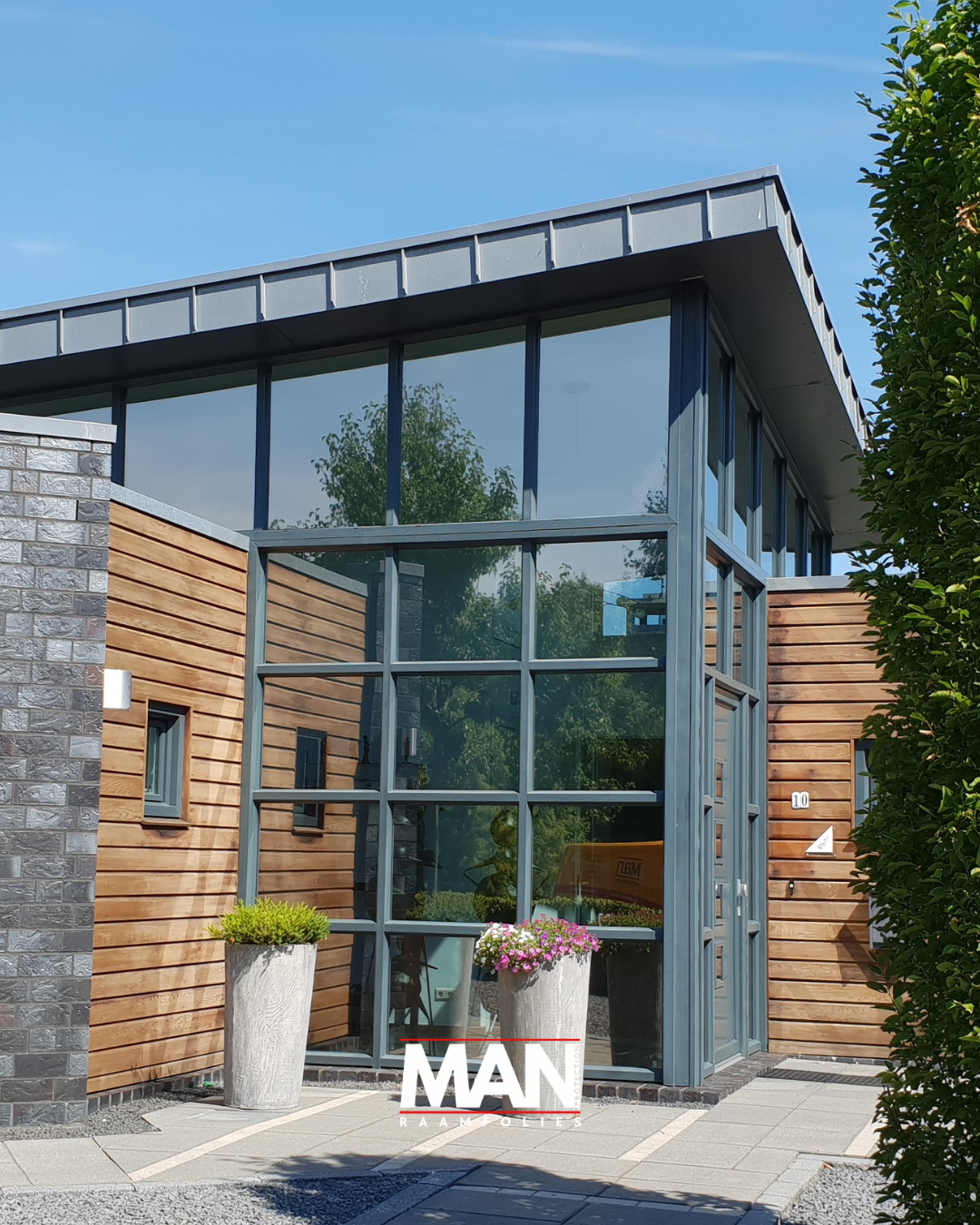 Warmtewerende raamfolie bij een particuliere woning te Hoogeveen