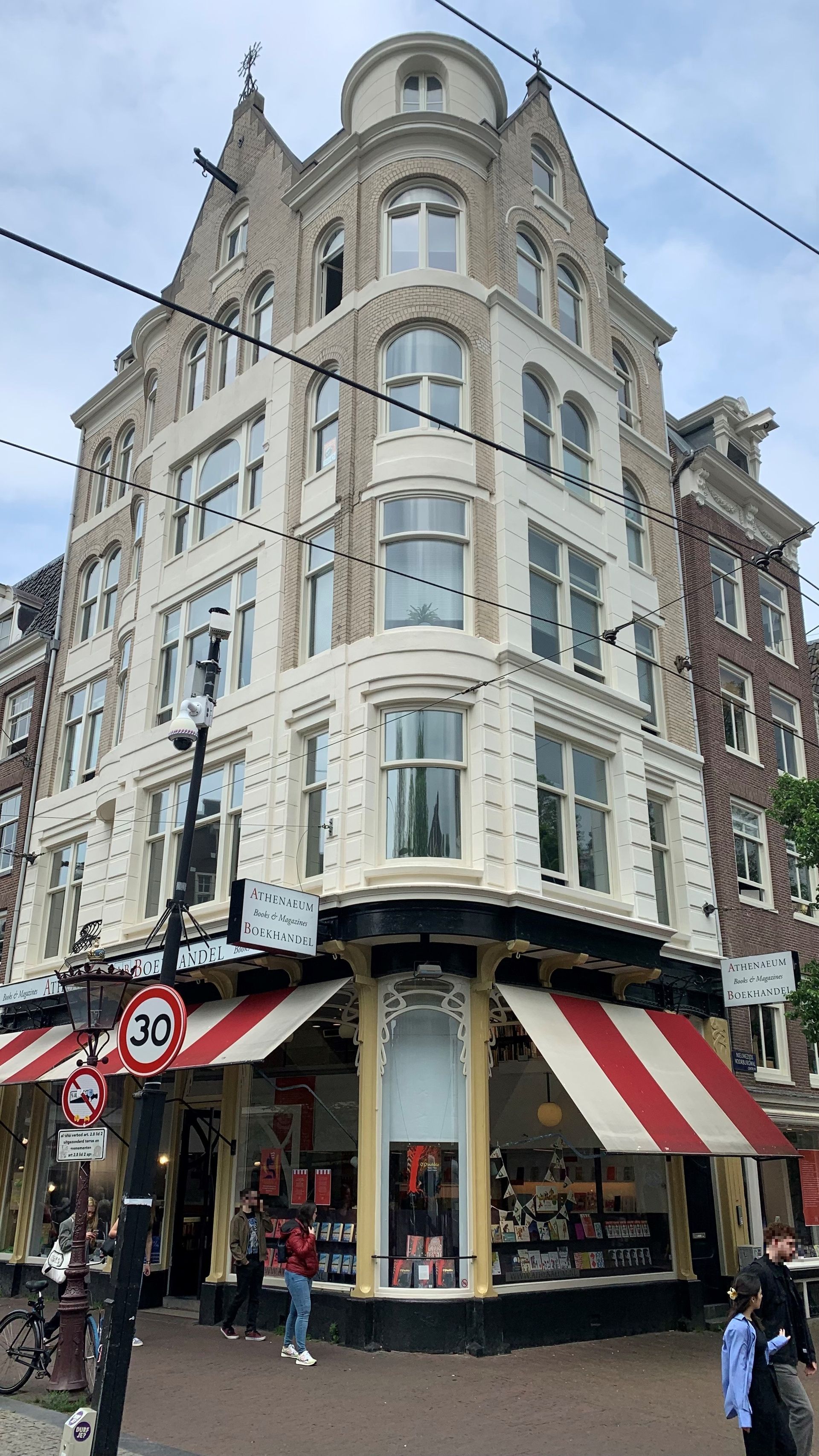 Warmtewerende raamfolie bij het pand van Athenaeum Boekhandel te Amsterdam.