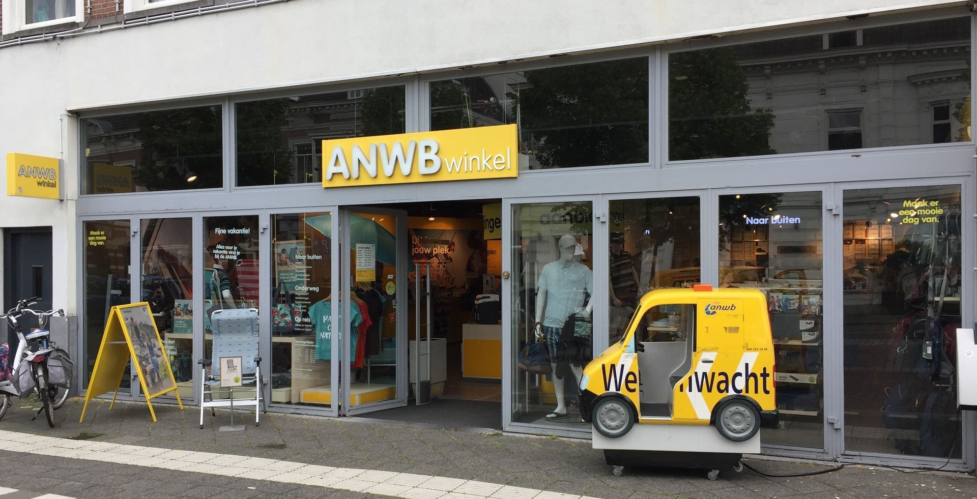 UV-werende raamfolie bij de retailwinkel van ANWB te Breda.