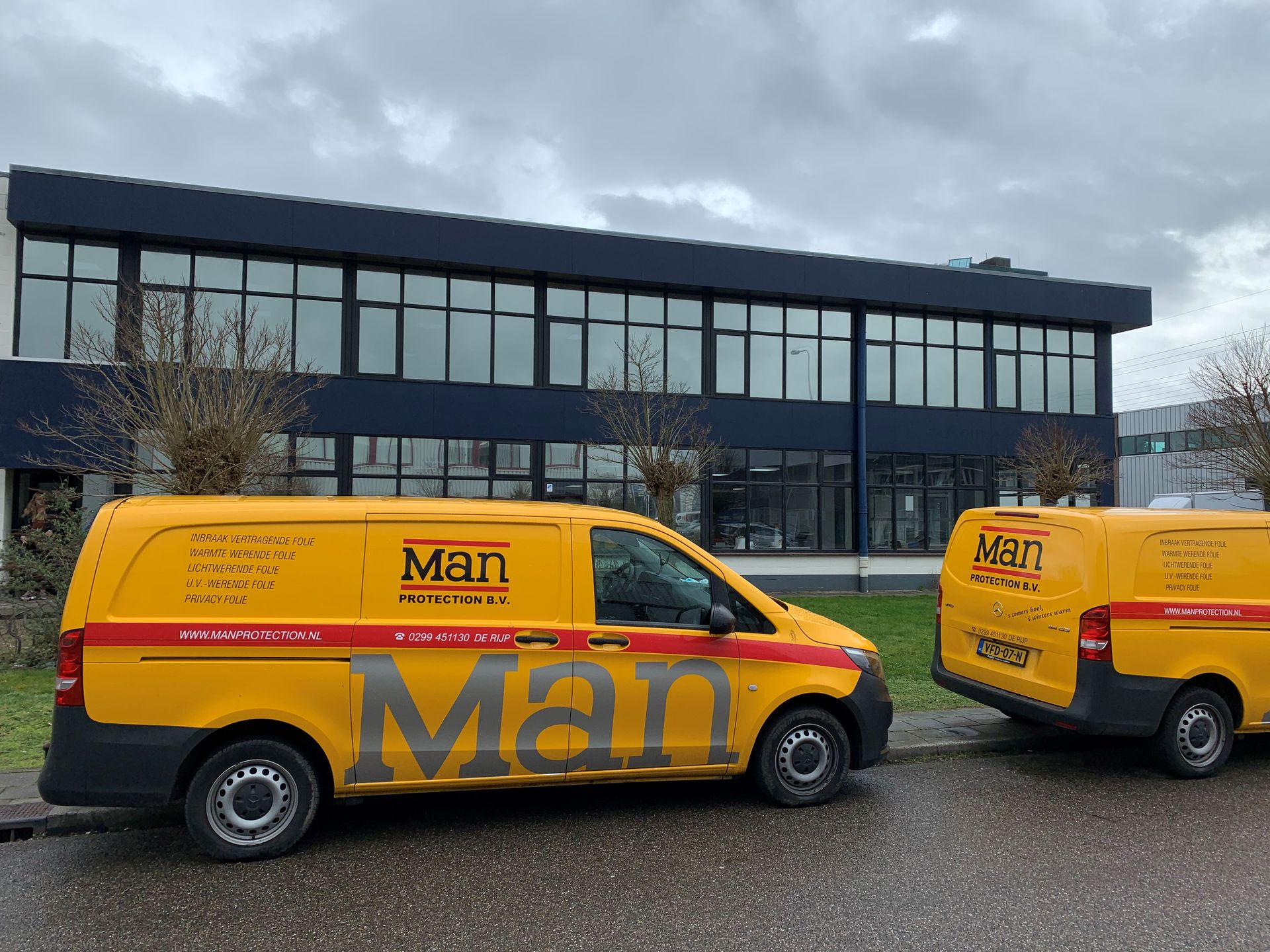 Licht- en warmtewerende raamfolie bij het bedrijfspand van BackBone te Utrecht.