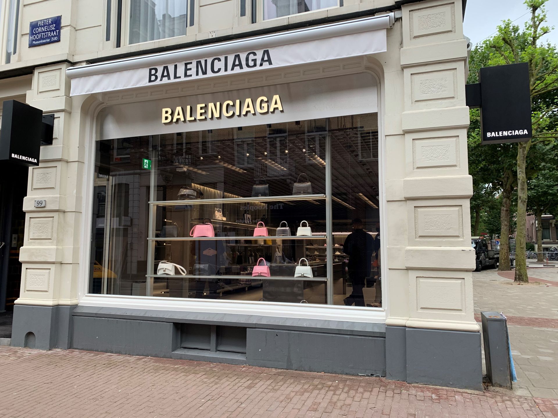 Inbraakvertragende raamfolie bij de retailwinkel Balenciaga te Amsterdam.