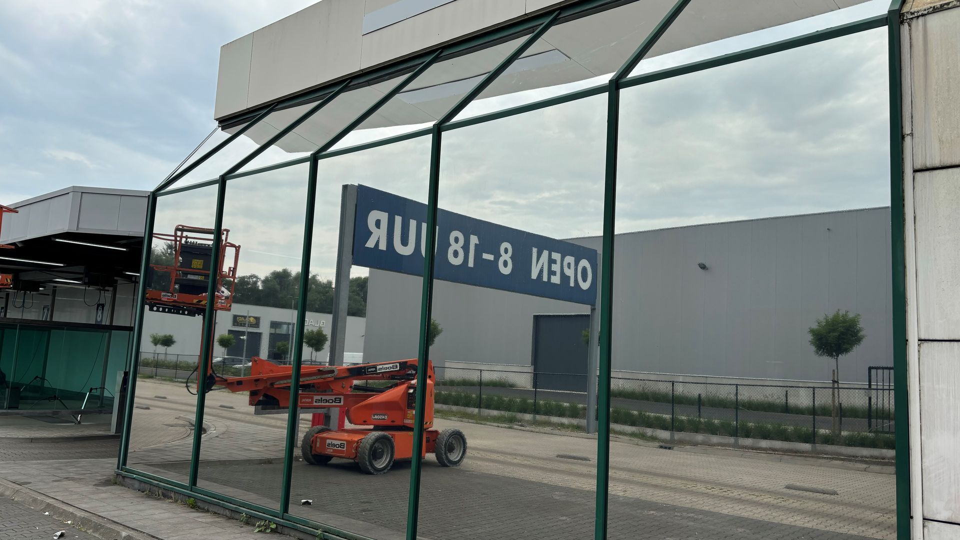 Licht- en warmtewerende folie bij Carwash Wilrijk te Antwerpen.