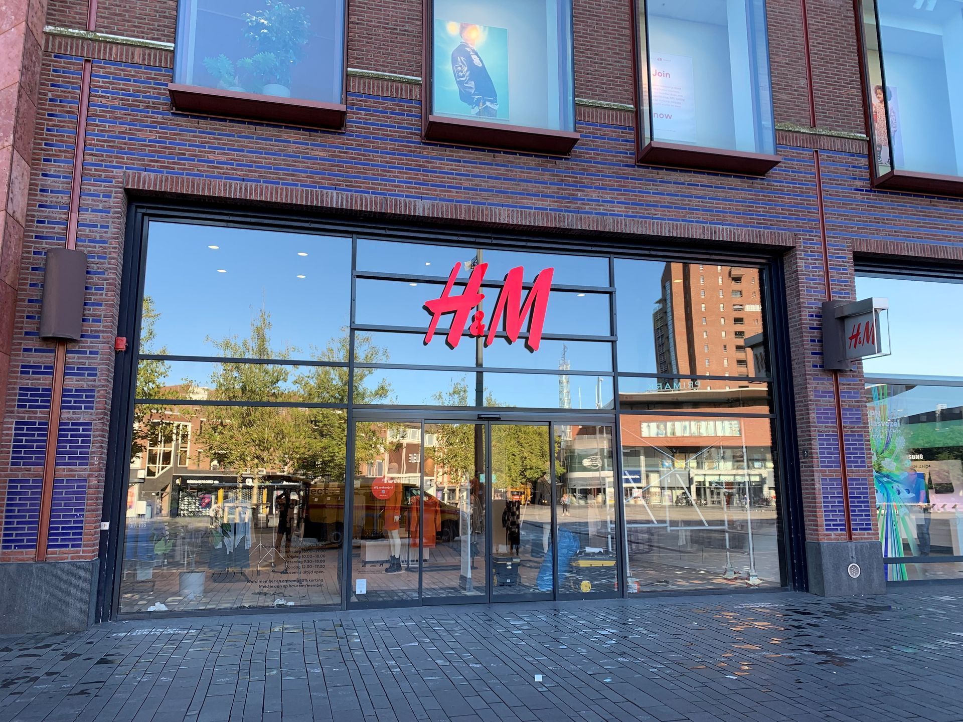 Lichtwerende raamfolie bij het winkelpand van H&M te Enschede.