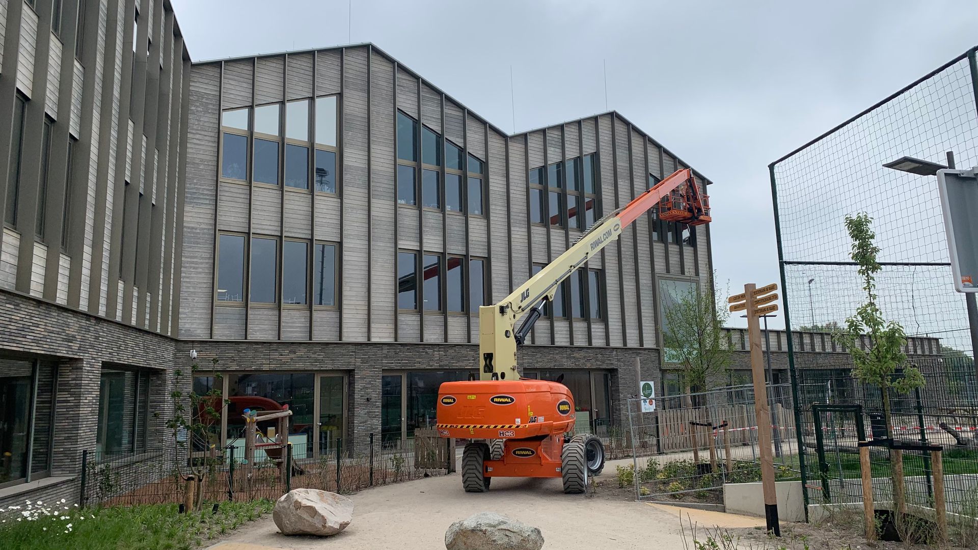 Licht- en warmtewerende raamfolie bij de school IKC De Vaart te Ter Aar.