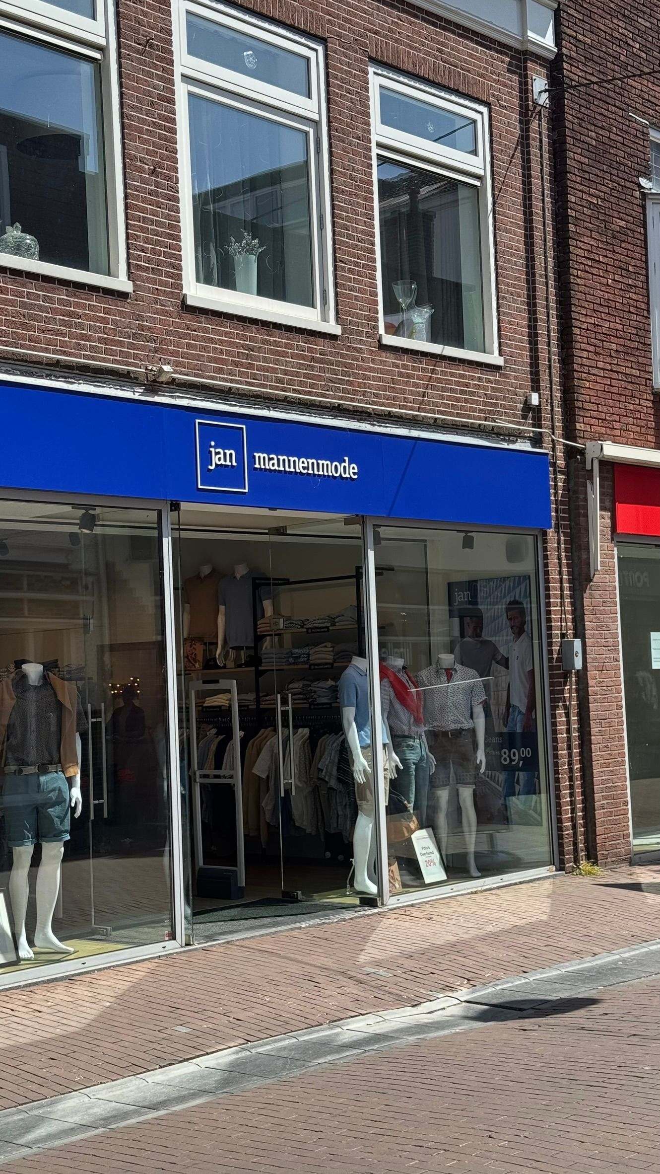UV-werende raamfolie bij Jan Mannenmode te Purmerend