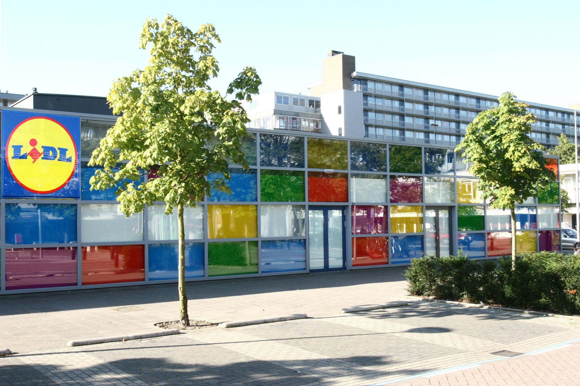 Decoratie folie bij het winkelpand van Lidl te Amsterdam