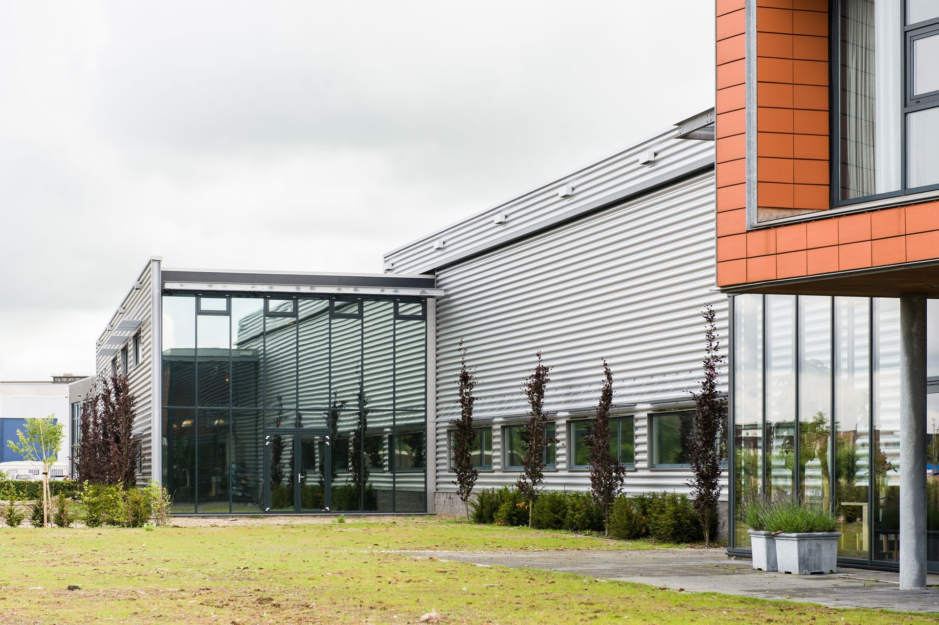 Lichtwerende raamfolie bij bedrijfspand Huig Haverlag te Womerveer