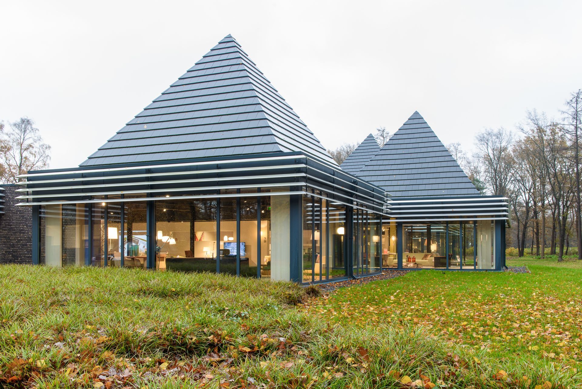 UV-werende raamfolie voor het bedrijfspand van de detailhandel Wiechers Wonen.