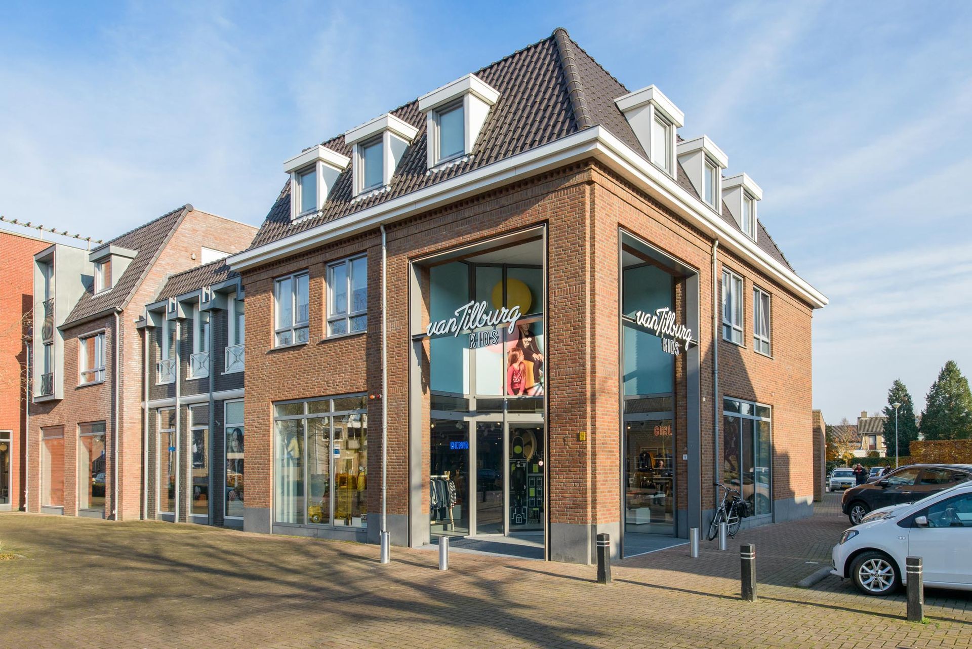 UV-werende raamfolie bij de winkel van detailhandel Van Tilburg Kids te Nistelrode