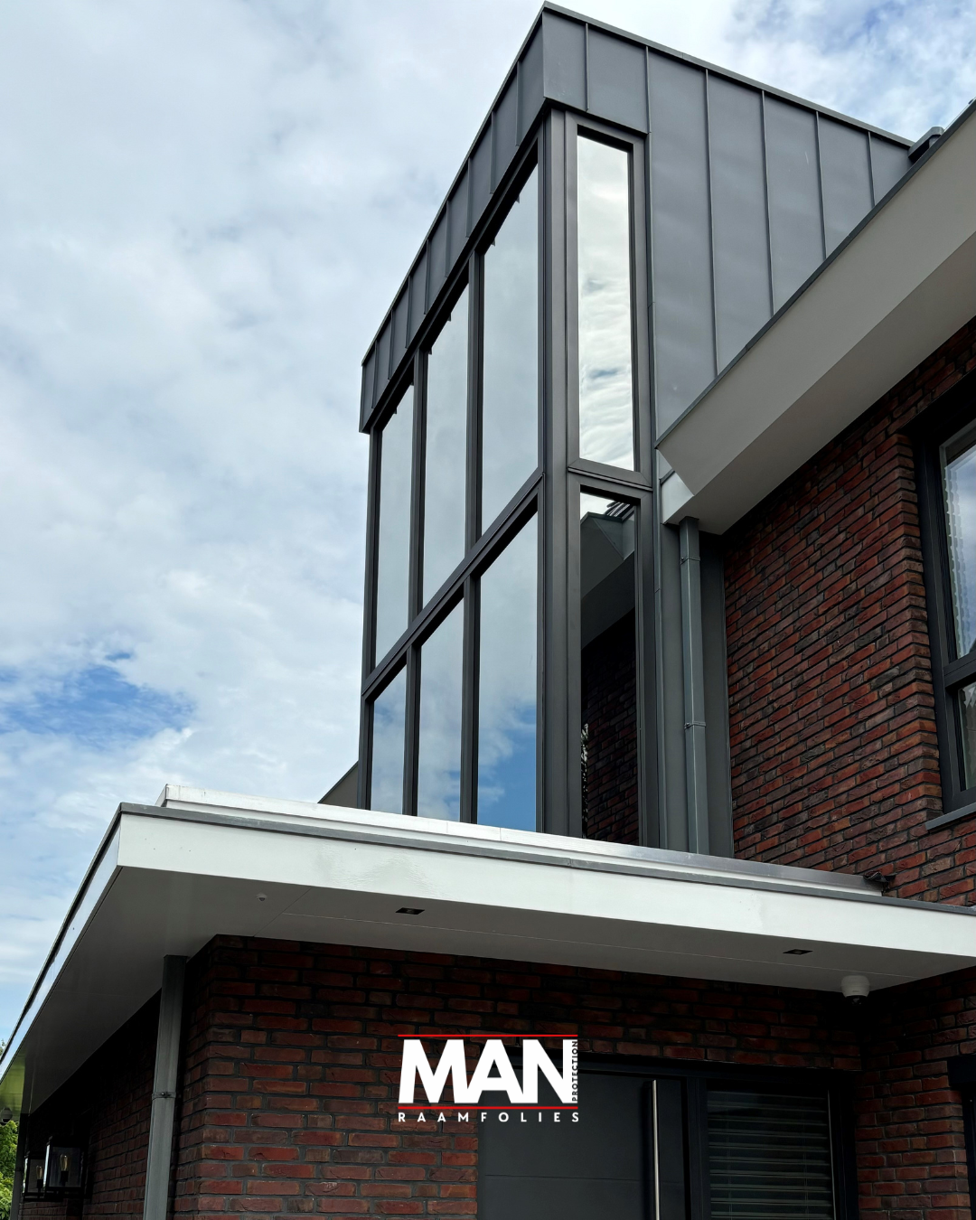 Warmtewerende raamfolie bij een particuliere woning te Volendam