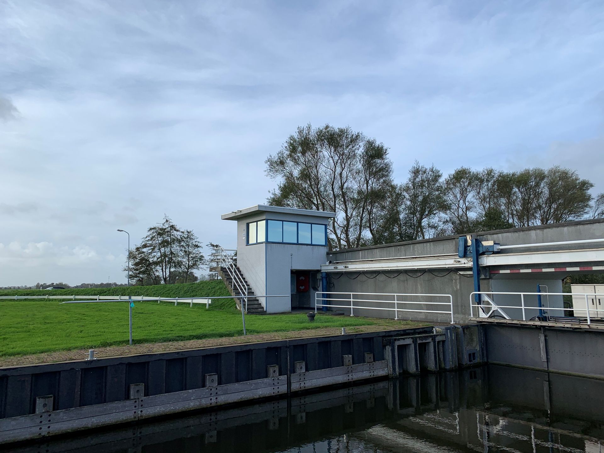 Warmtewerende raamfolie bij het brugbedieningshuisje van Molenkolksluis te Kolhorn.