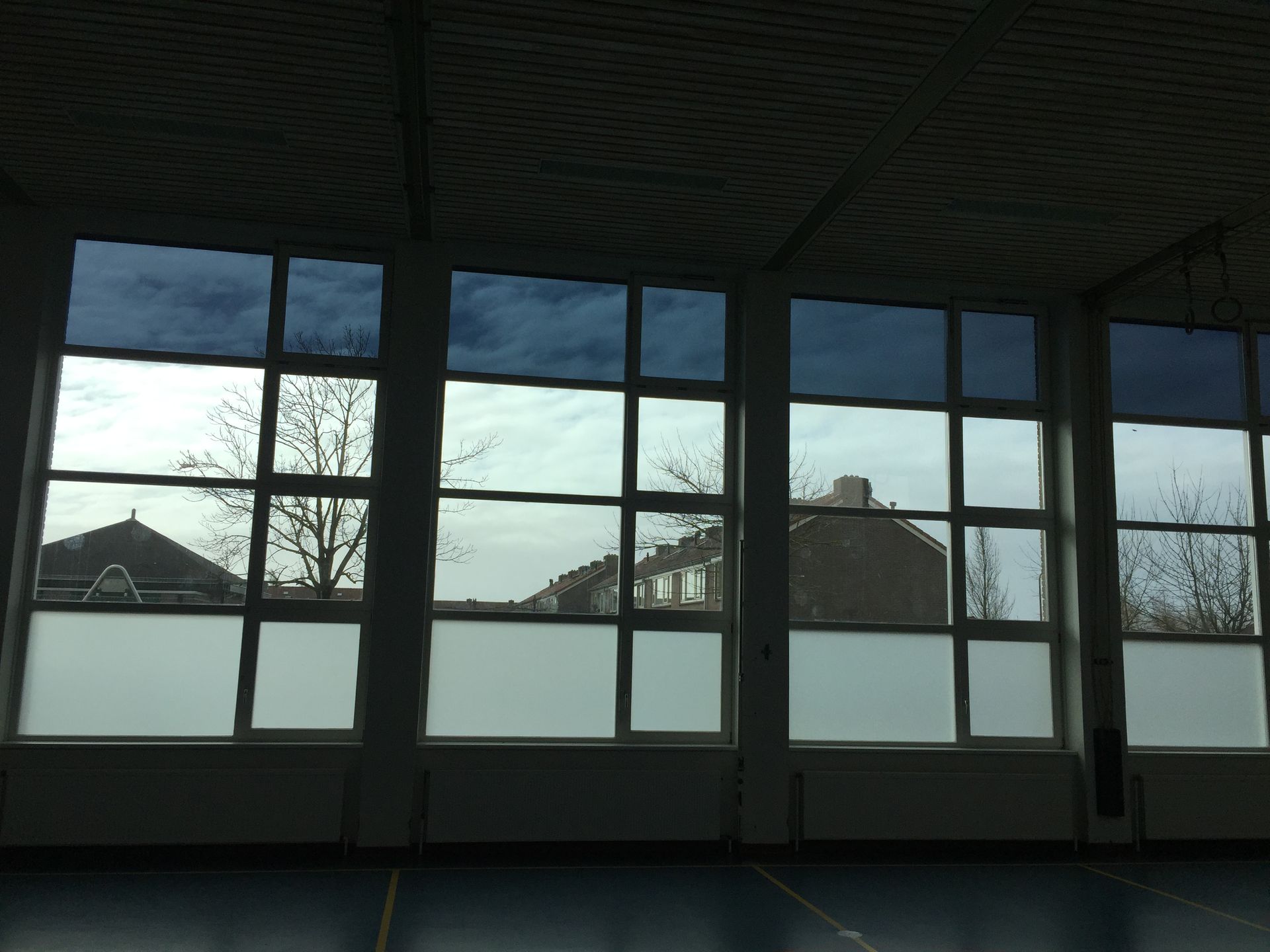 Lichtwerende folie bij sportschool te Sommelsdijk