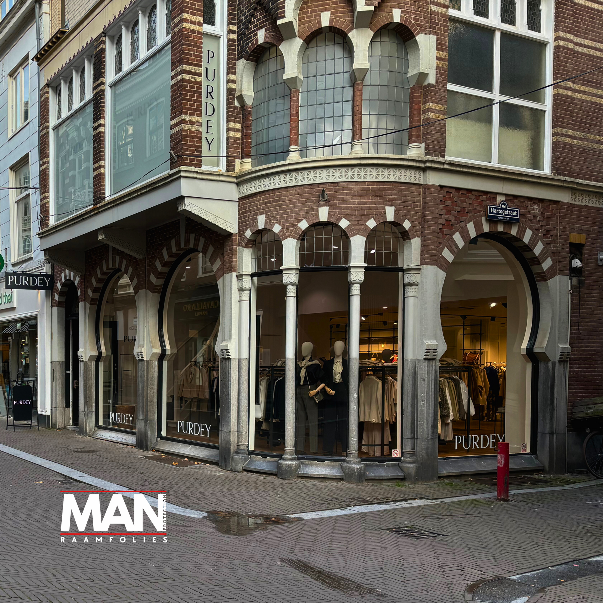 UV-werende raamfolie bij het winkelpand van de retailwinkel van Purdey Mode te Den Haag.