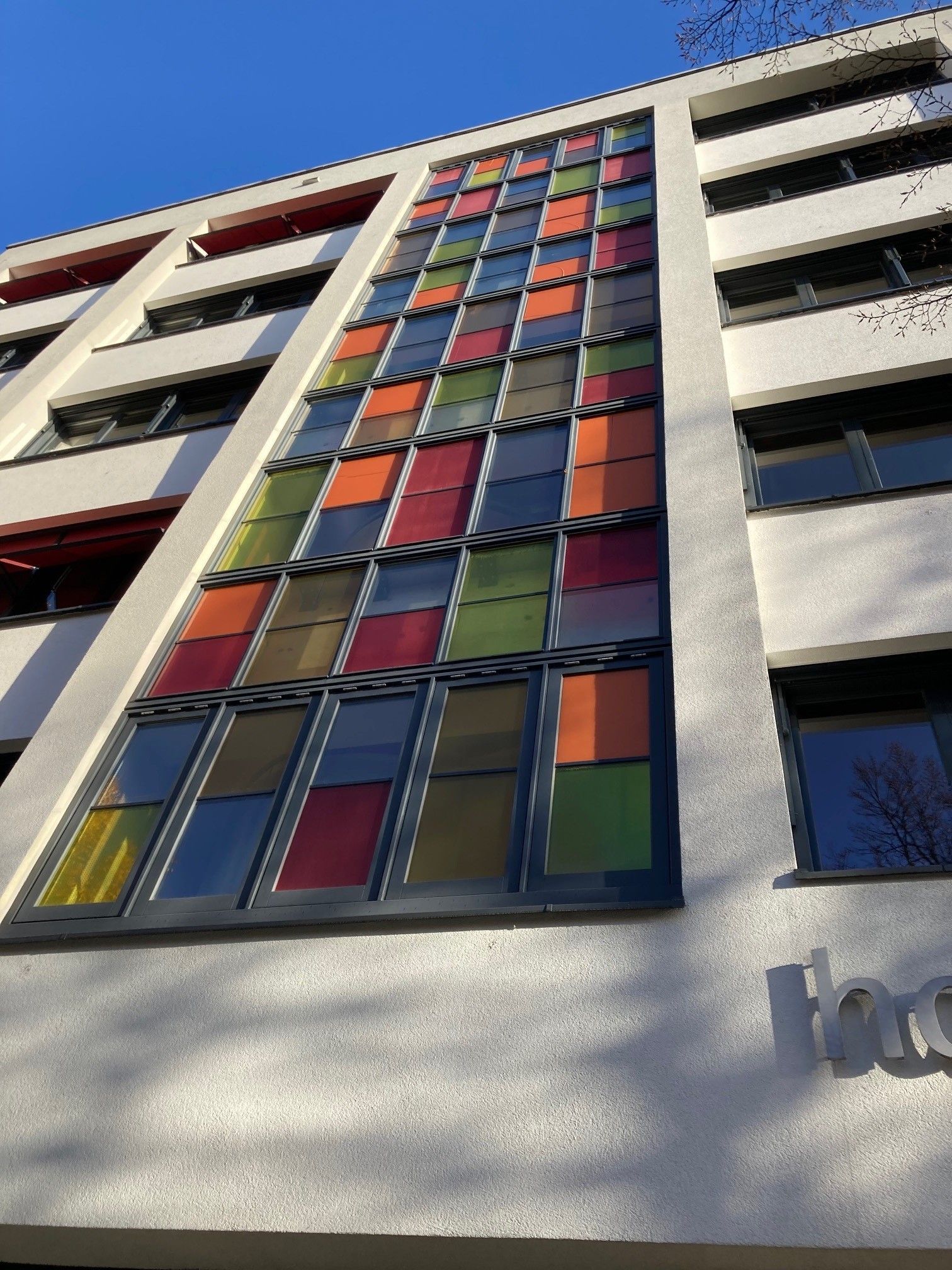 Decoartiefolie bij schoolgebouw Havo De Hof te Amsterdam