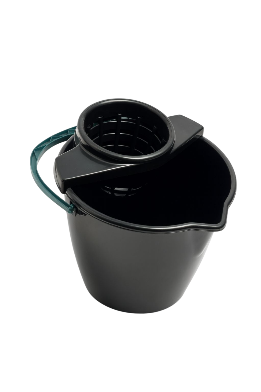 Cubo de fregona negro con escurridor en la parte superior y asa verde.