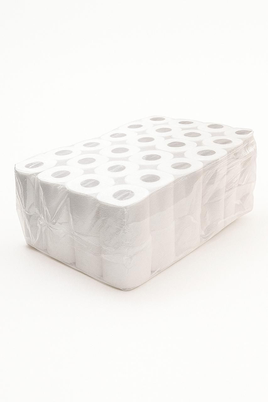 Paquete de rollos de papel higiénico blanco envueltos en plástico transparente sobre fondo blanco.