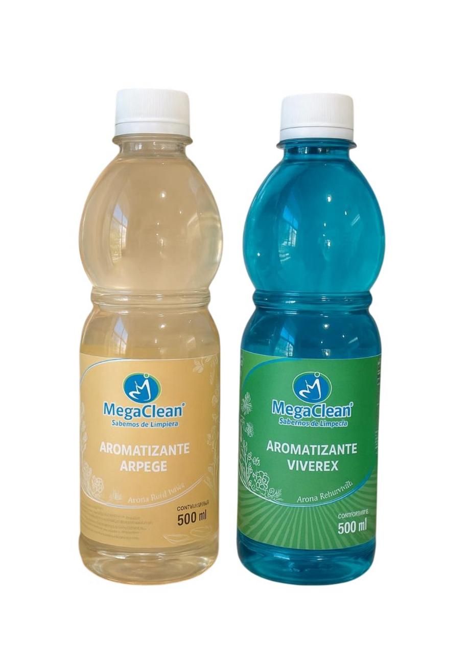 Dos botellas de solución limpiadora, una beige y otra azul, etiquetadas como "MegaClean".
