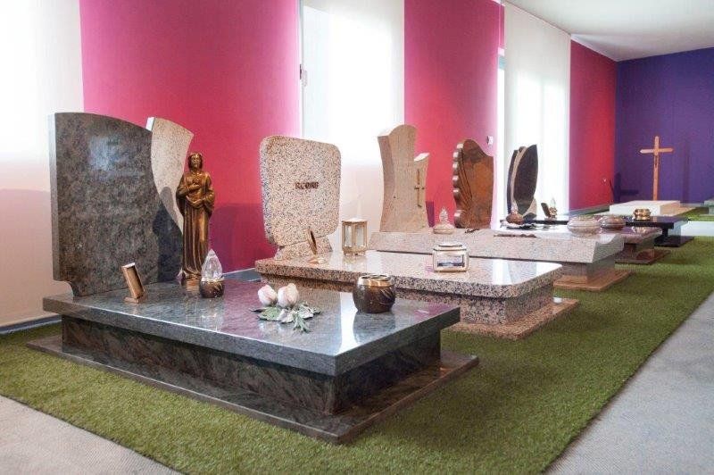 Lapidi in esposizione dell'impresa pompe funebri a Tricesimo