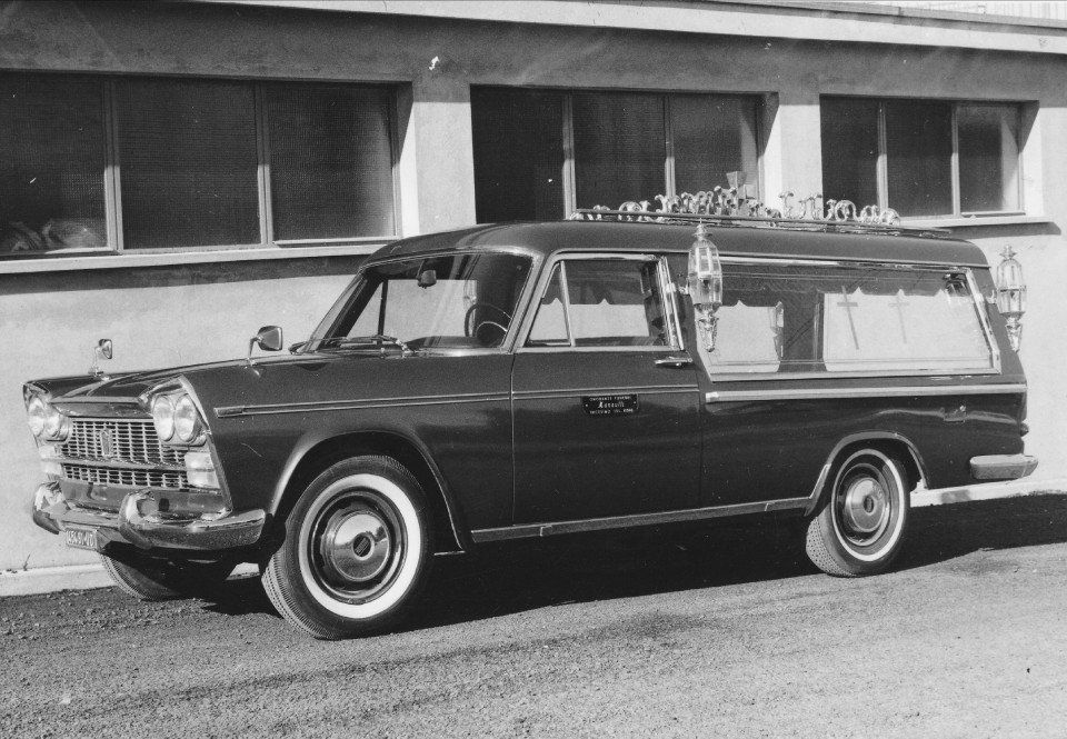 Auto funebre Fiat 2300 dell'impresa pompe funebri a Tricesimo