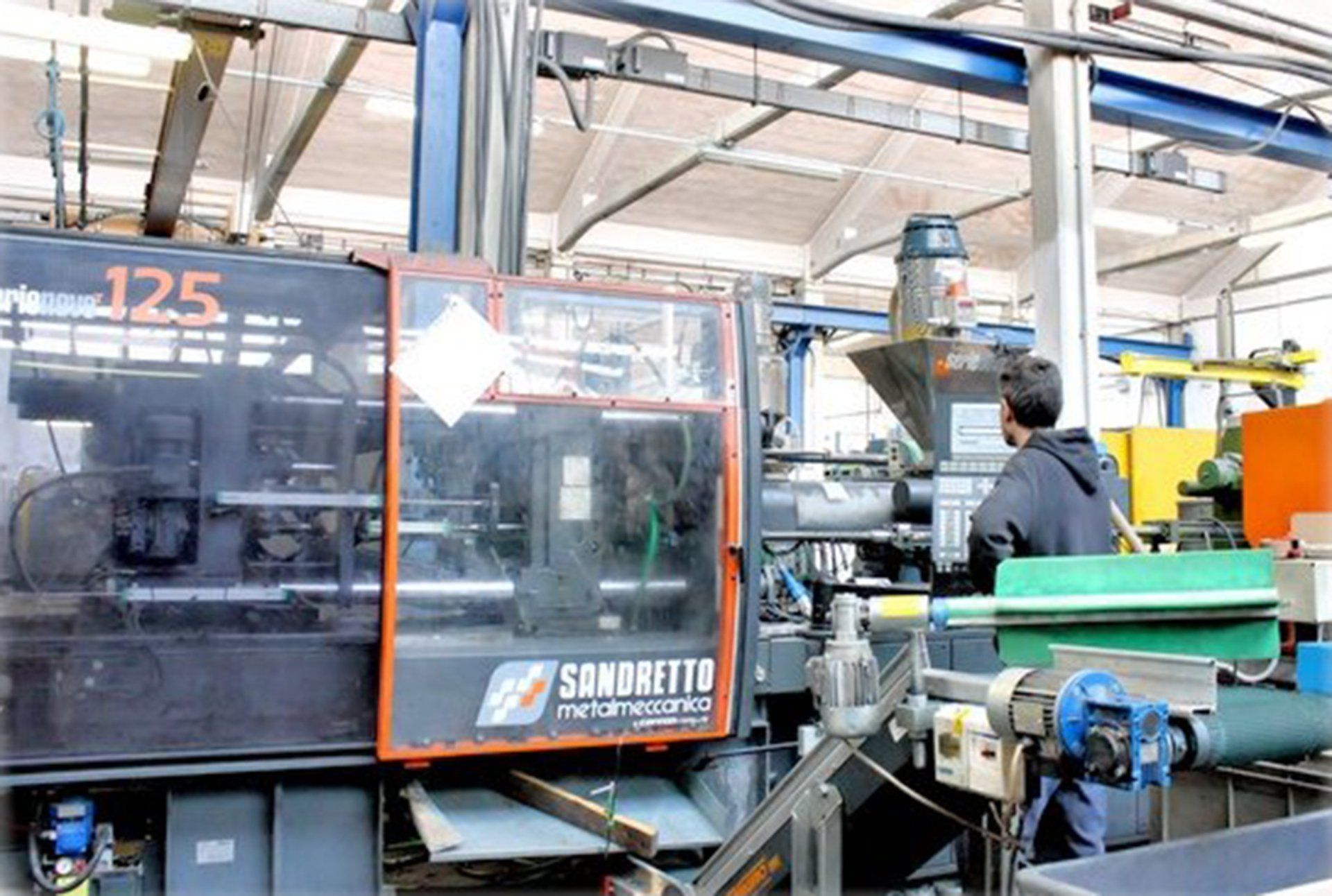macchinario Sandretto per la lavorazione della plastica