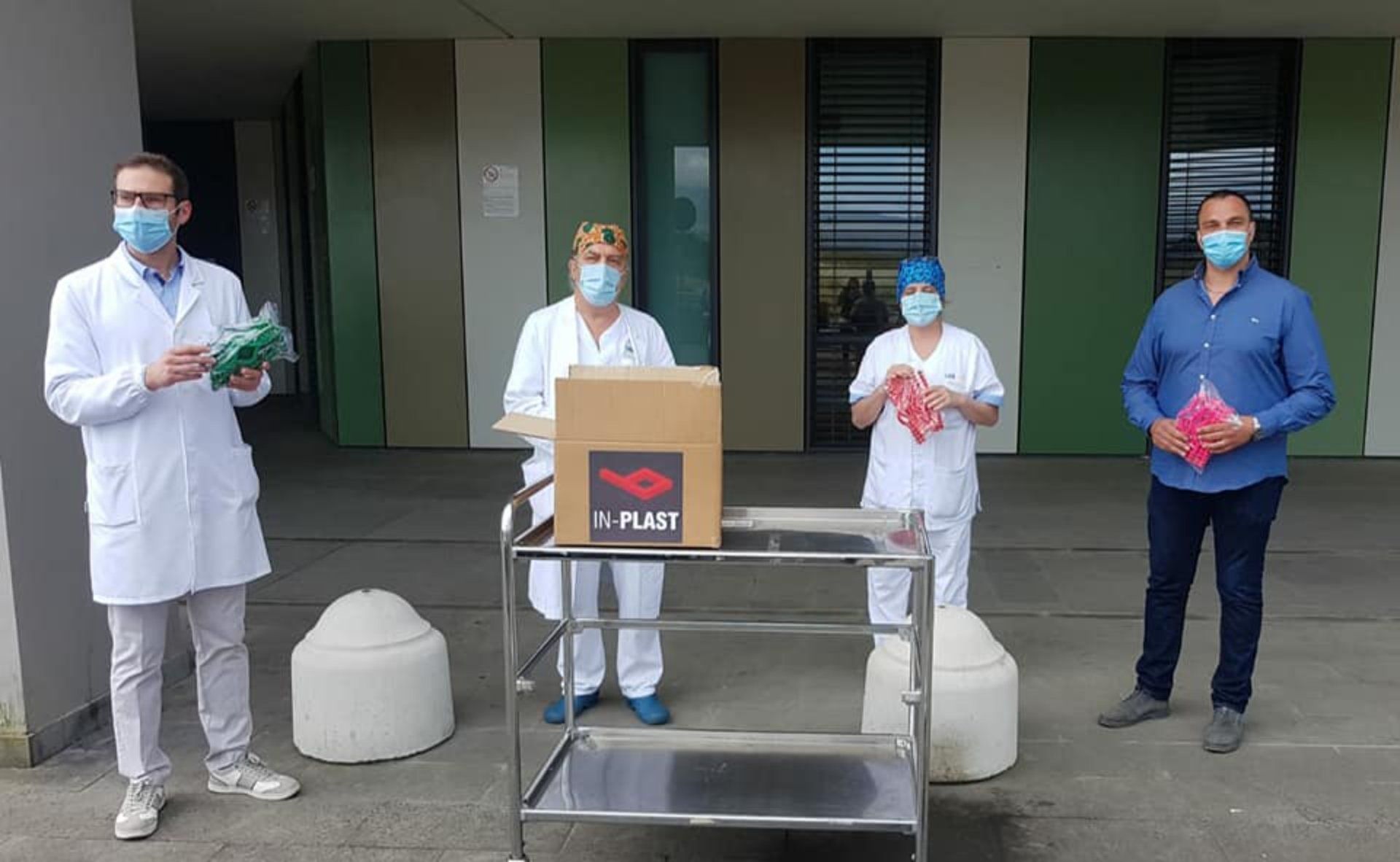 staff di azienda specializzata nella lavorazione della plastica