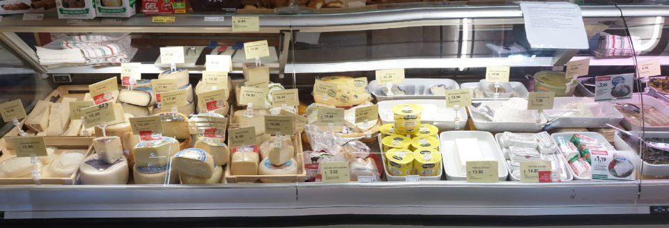 banco frigo con formaggi