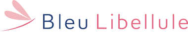 Logo de Bleu Libellule, marque de beauté, représentant une libellule rose et le nom de la marque en bleu et rose.