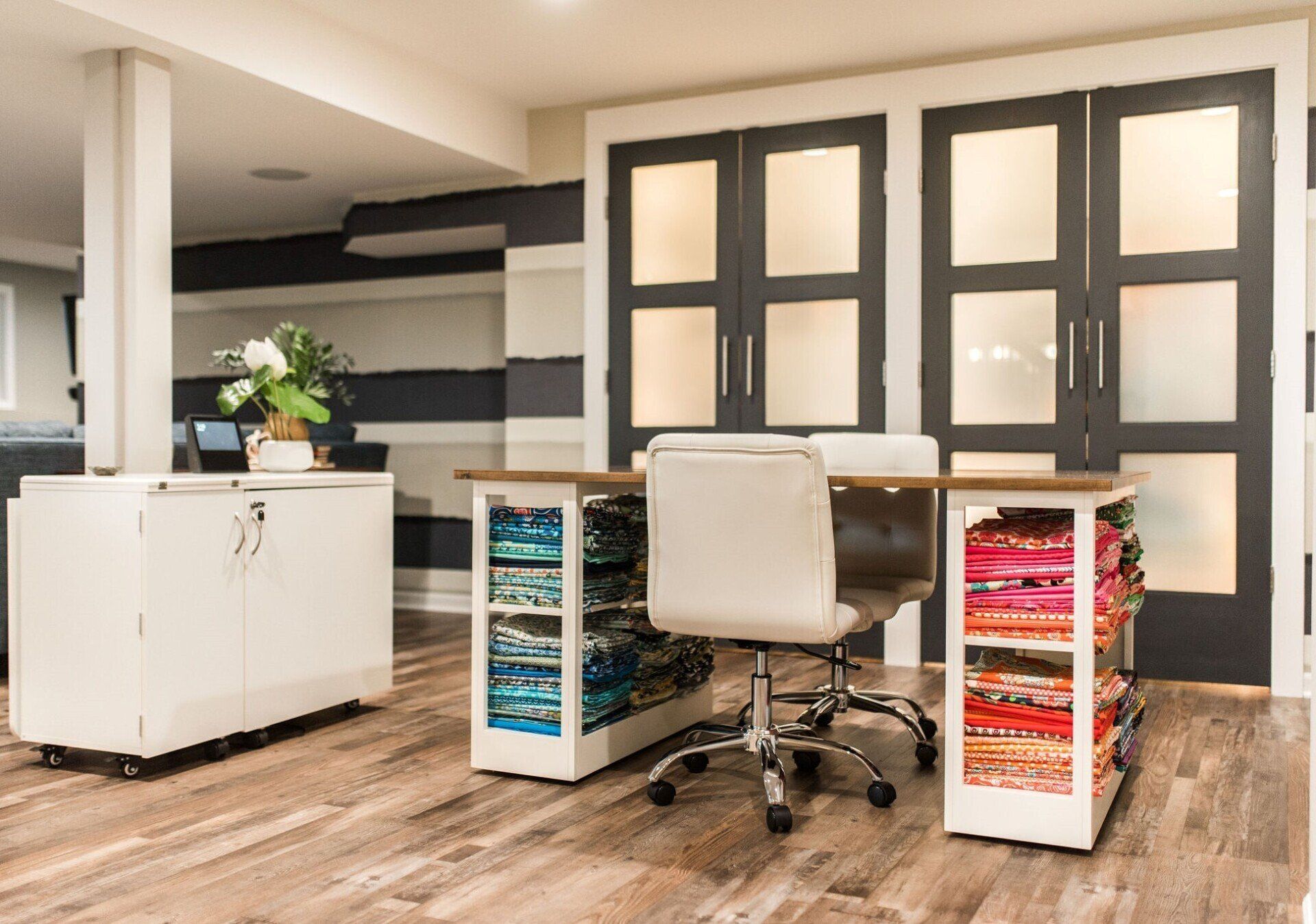 A room with a table and chairs in it.