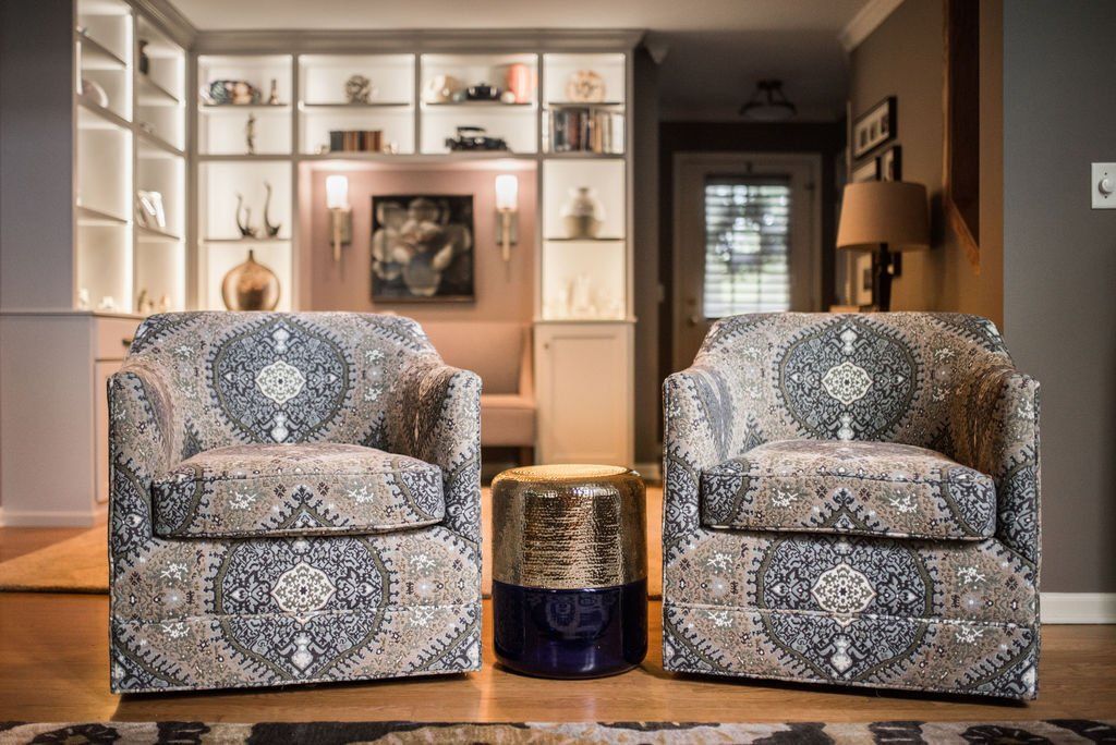Two chairs are sitting next to each other in a living room.