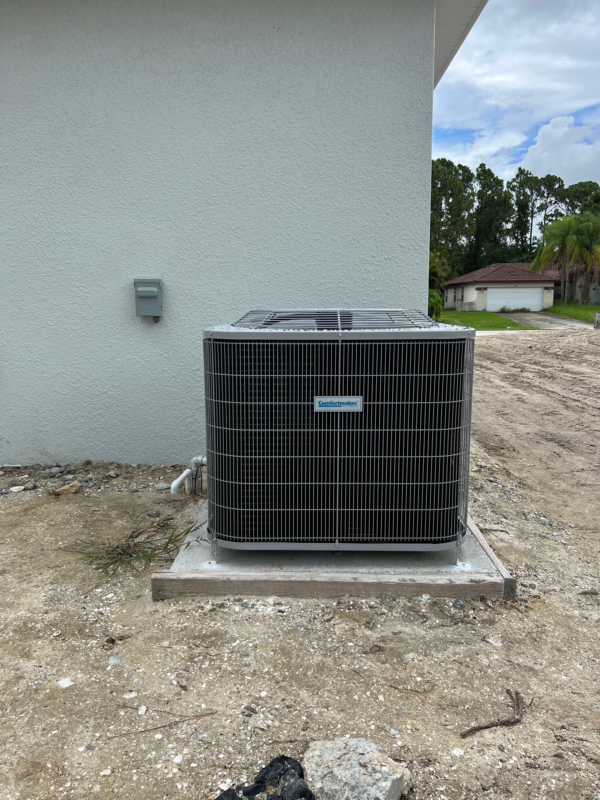 a large air conditioner is sitting on the side of a building .