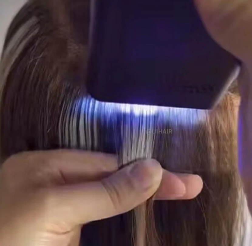 Una persona sta spazzolando i capelli di una donna con una luce puntata su di essi.