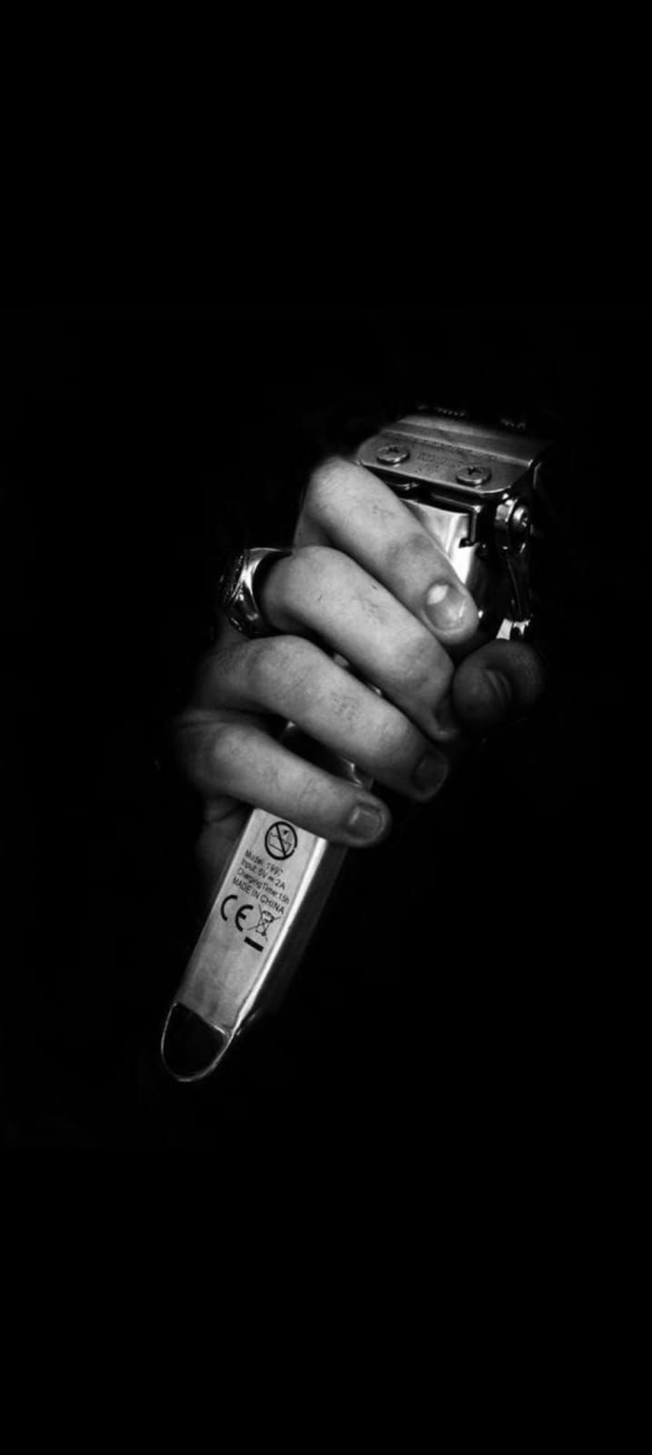 Una persona tiene in mano un microfono in una foto in bianco e nero.