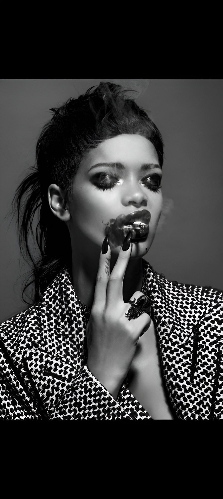 Una donna con i capelli lunghi svolazza nel vento.