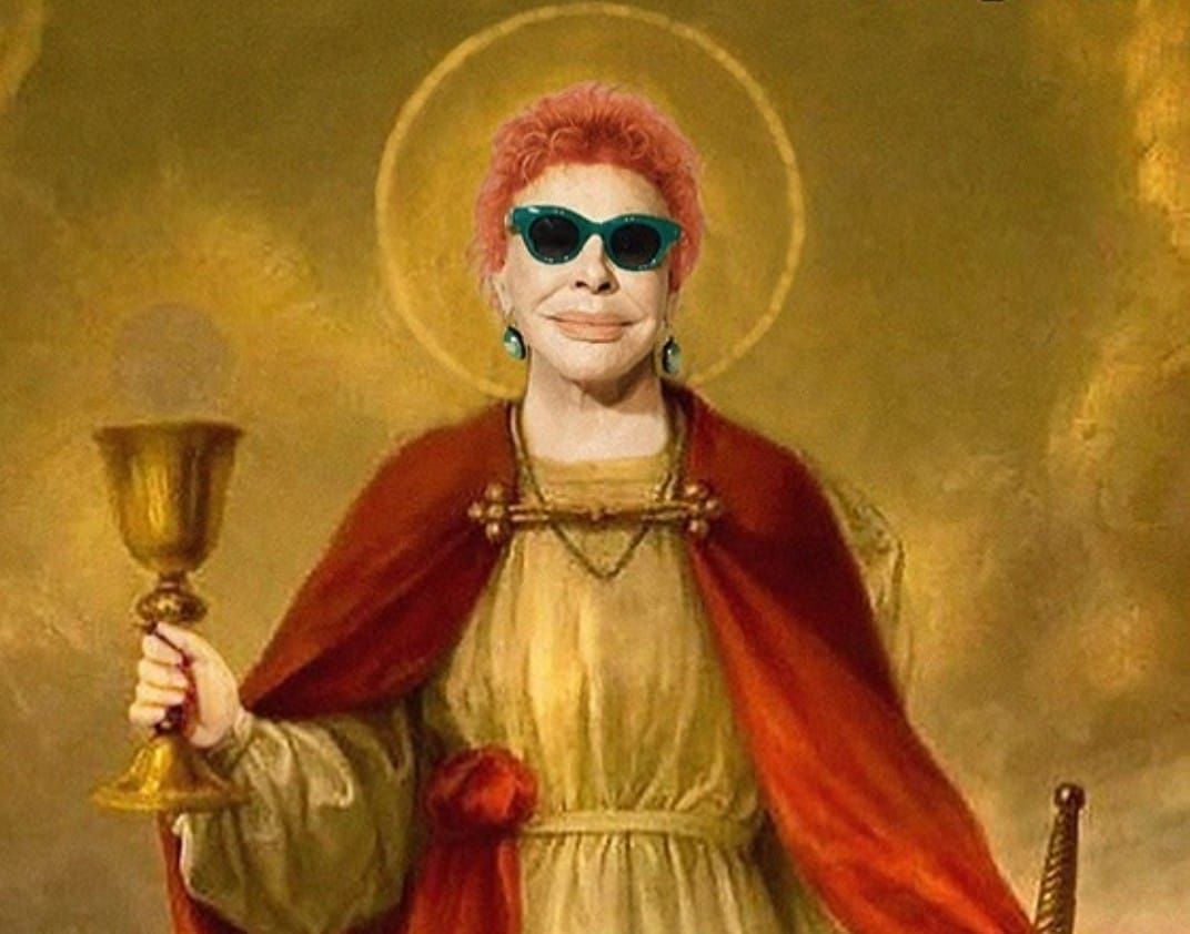 La donna indossa una parrucca rosa e occhiali da sole.