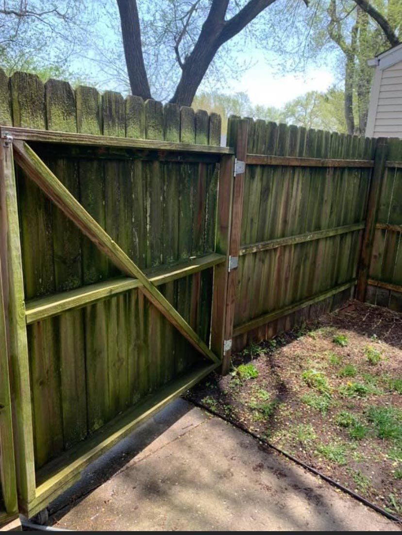 Dirty Fence — Springfield, IL — Midwest Power/Soft Washing