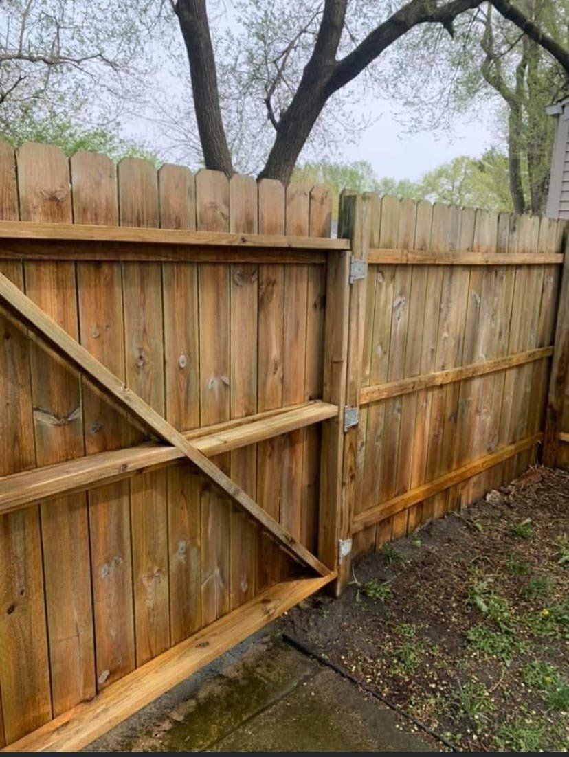 Clean Fence — Springfield, IL — Midwest Power/Soft Washing