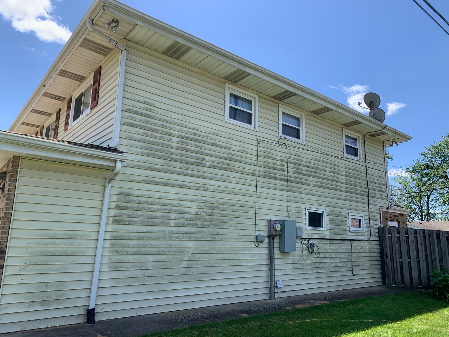 Before Cleaning the White House — Springfield, IL — Midwest Power/Soft Washing