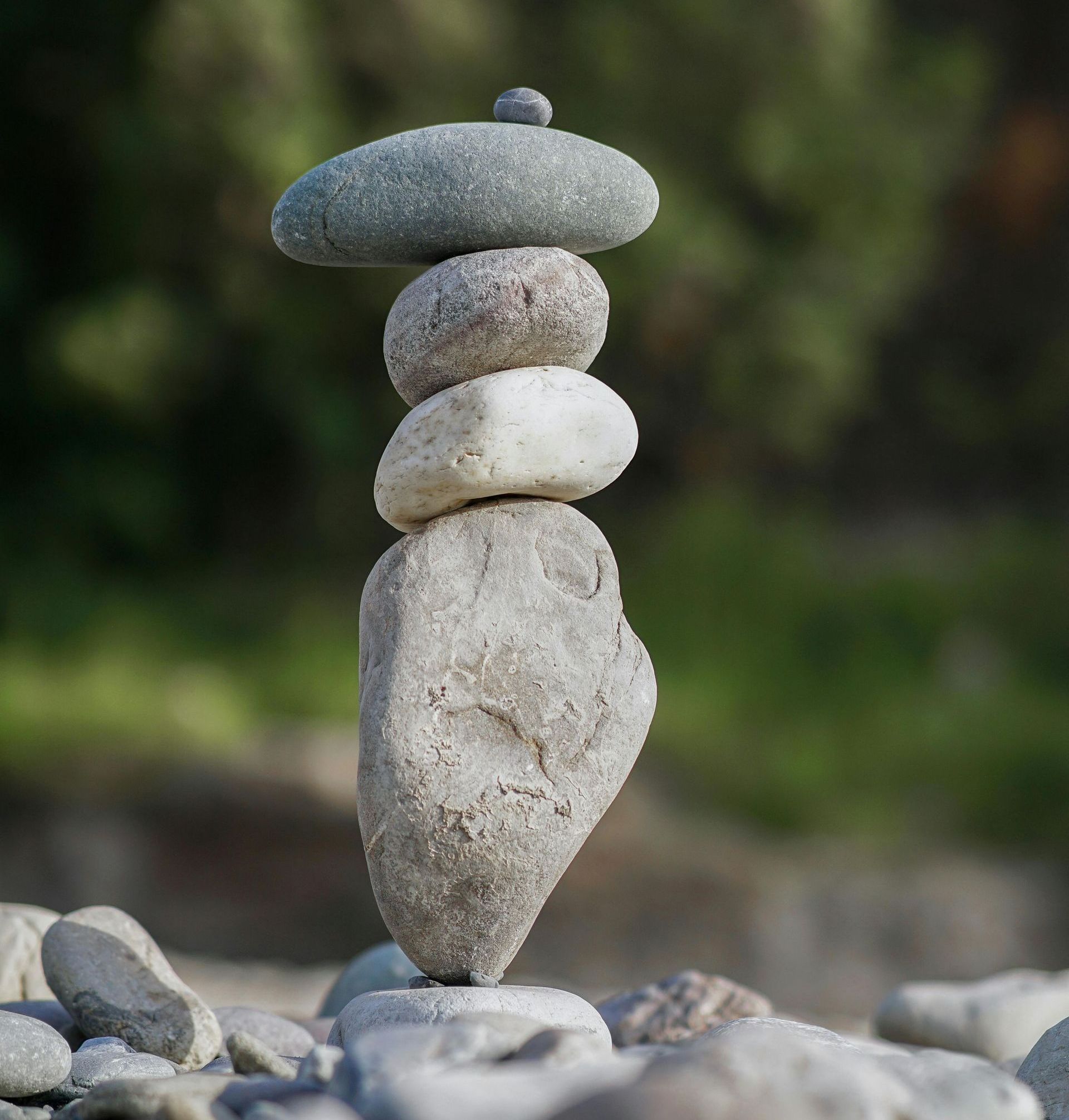 Terapia postural en Moma Clinic Andorra. Un hombre está sentado en una mesa tratando la postura con otro hombre.