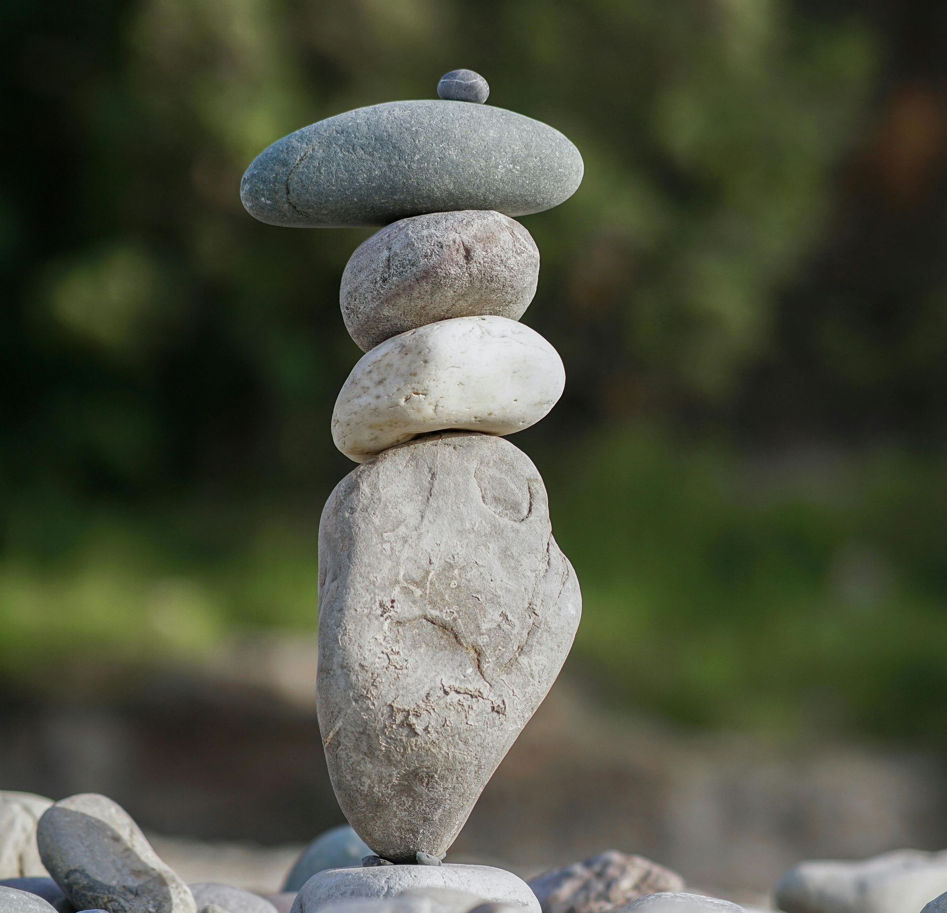 Terapia postural en Moma Clinic Andorra. Un hombre está sentado en una mesa haciendo terapia postural con otro hombre.