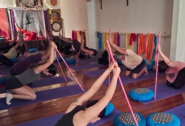 YOGA CON ELEMENTOS