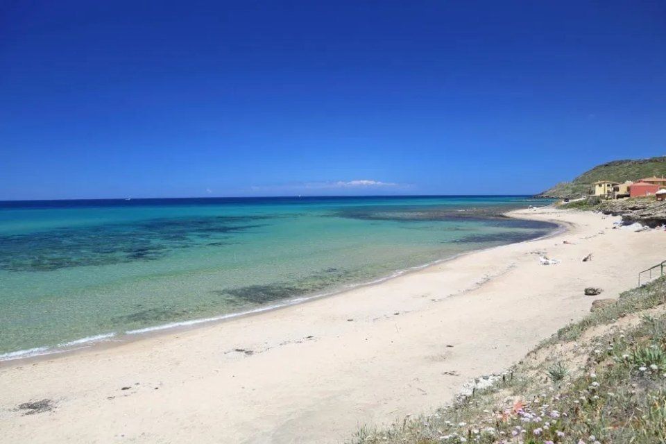 Spiaggia con mare azzurro