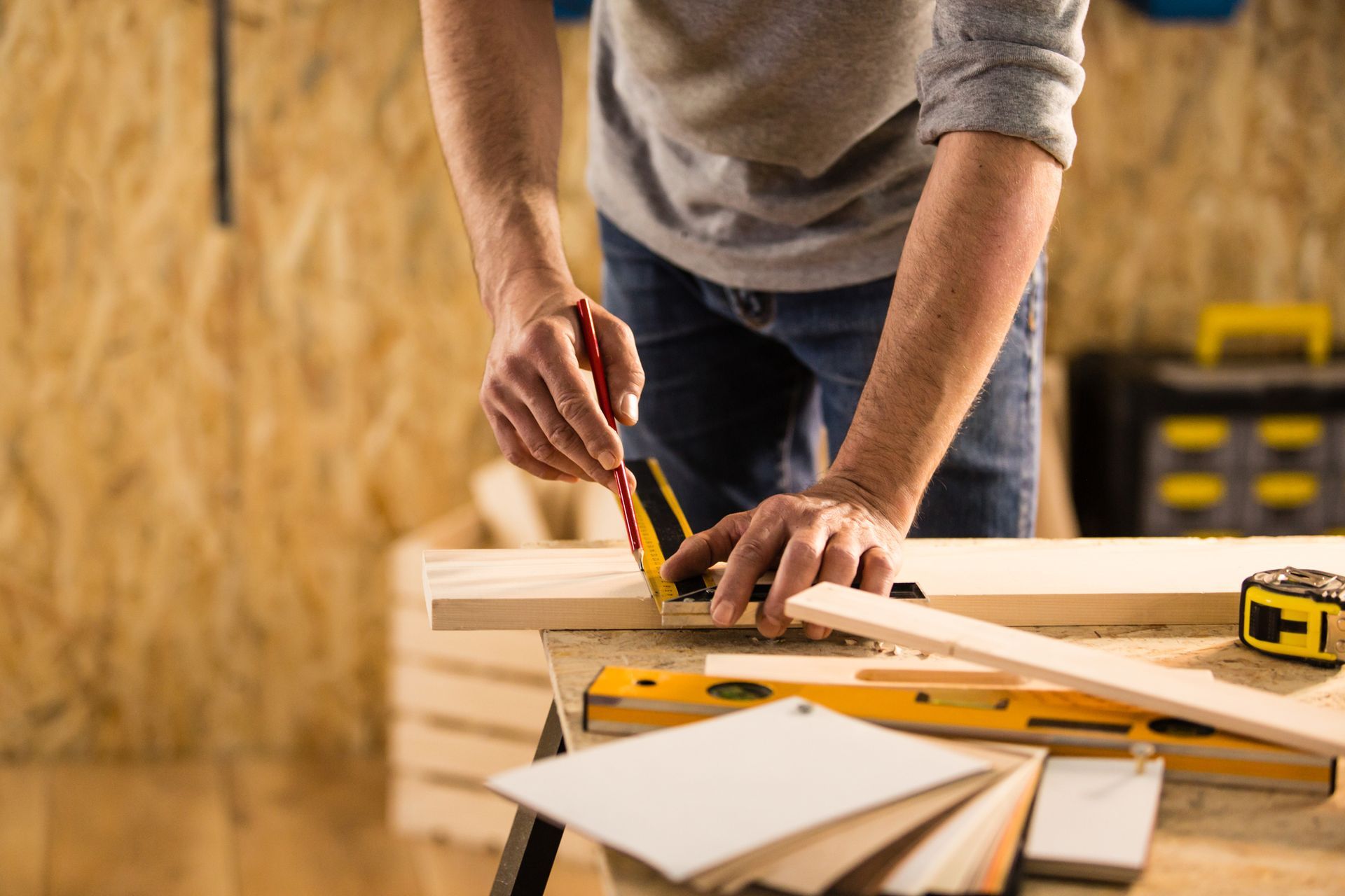 Falegname della falegnameria mobili su misura torino