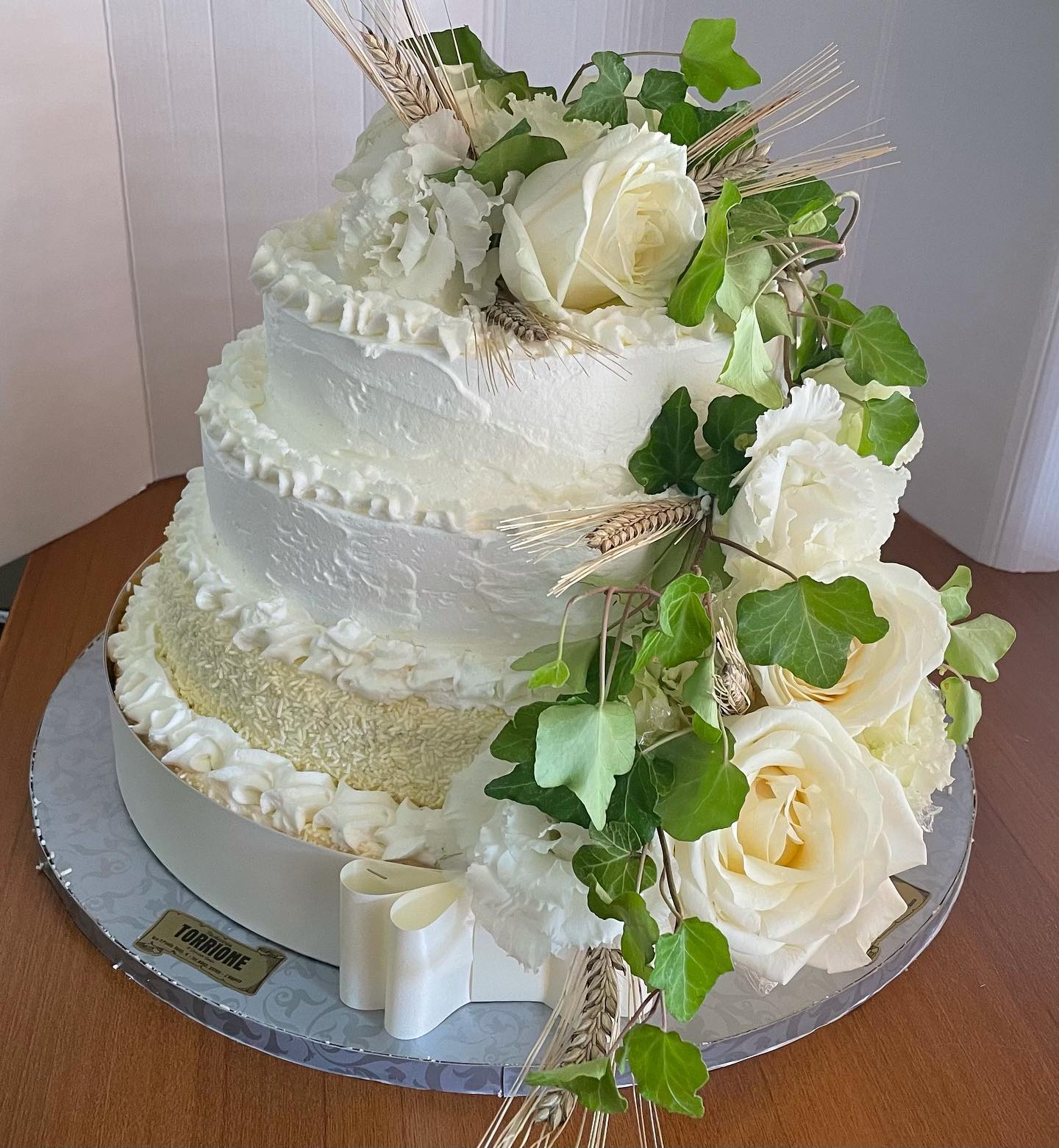 torta nuziale con rose bianche