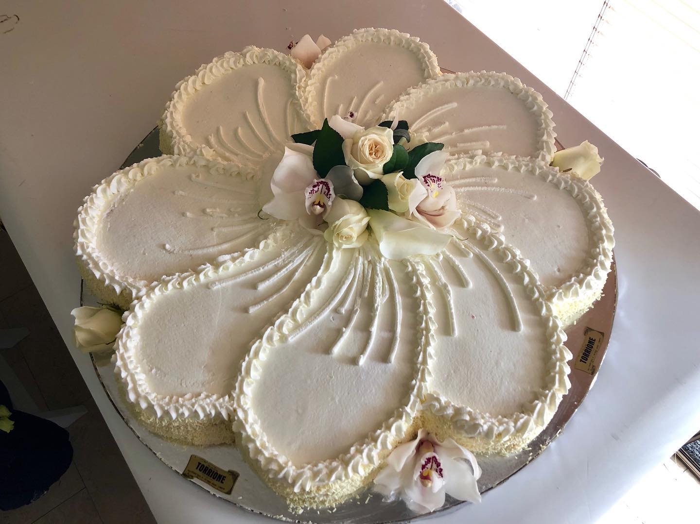 torta nuziale con orchidea