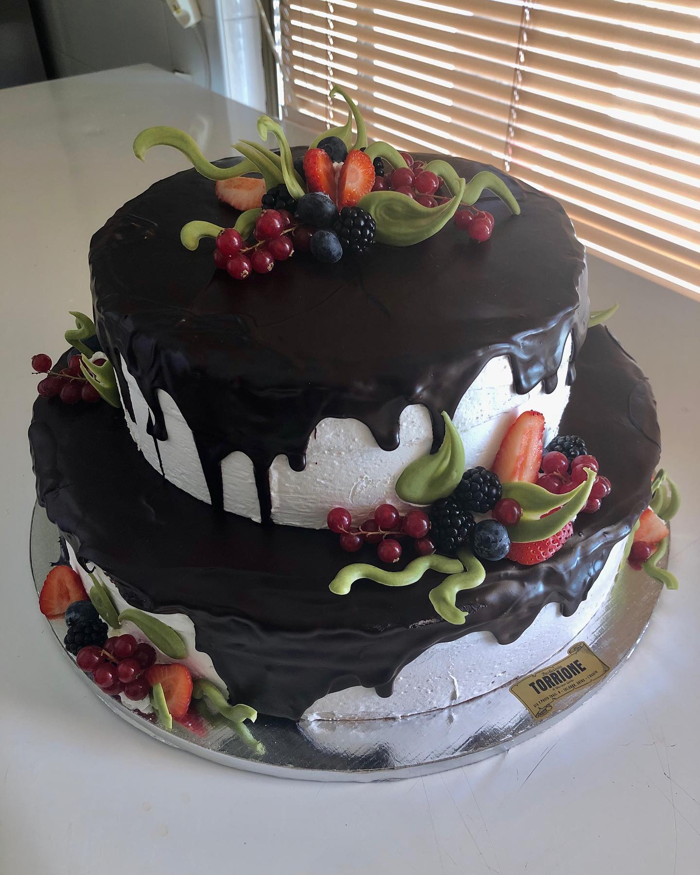 torta con cascata di cioccolato