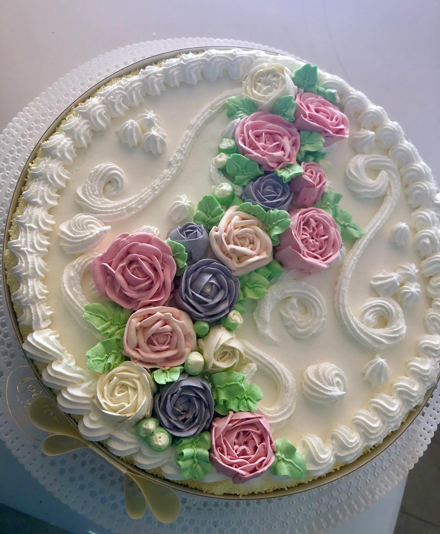 torta nuziale con rose di pasta di zucchero